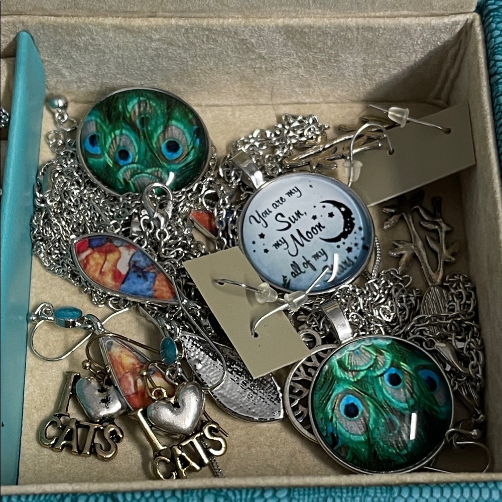Teal Jewelry Box with Assorted Jewelry - Picture 4 of 7